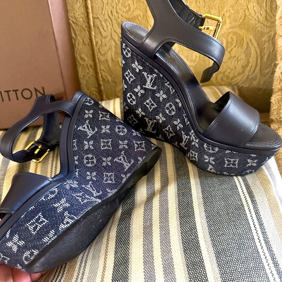 Selling my preloved louis vuitton sandals size 36 - Picture 1 of 7